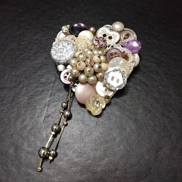 Heart shaped button brooch - Picture 2 of 8
